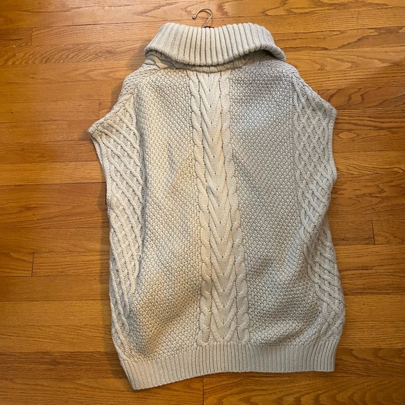 Cozy oversized cable knit sweater! - Picture 2 of 3